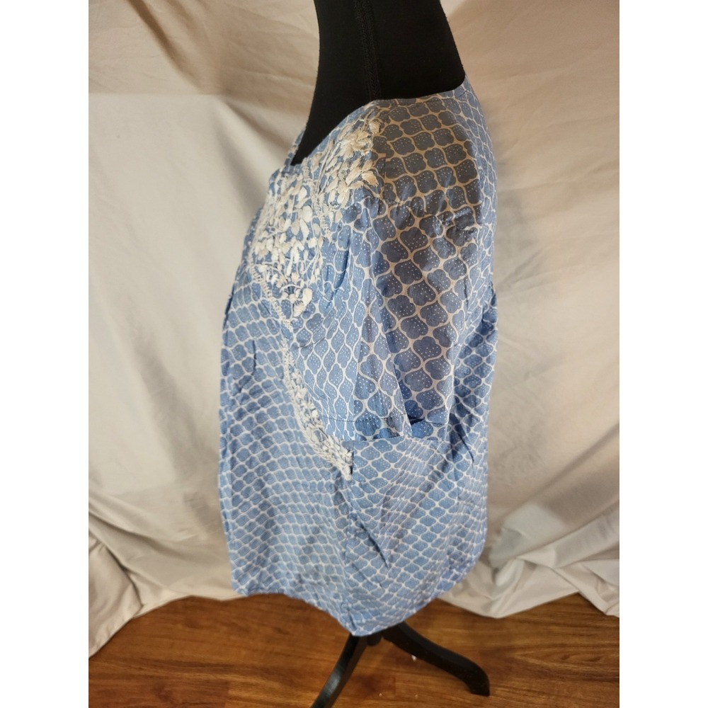 Liza Byrd Size M Blue & White Embroidered Boho Peasant Top - Picture 4 of 7